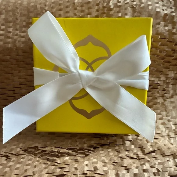 Kendra Scott Silver Volleyball Mother of Pear Necklace. NWT - Picture 4 of 4